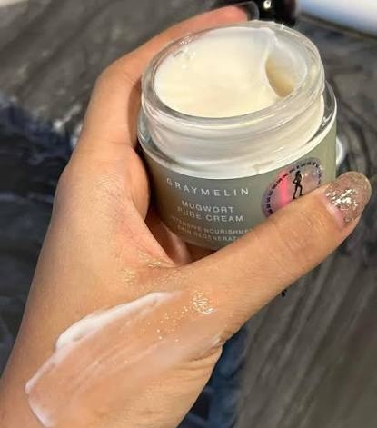 3. استفاده از کرم آرتمیسیا Graymelin Mugwort Pure Cream برای آرام‌سازی و کاهش قرمزی پوست